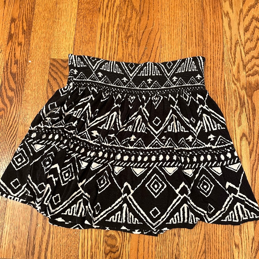Women’s Size L Forever 21 Black and White Patterned Mini Skirt